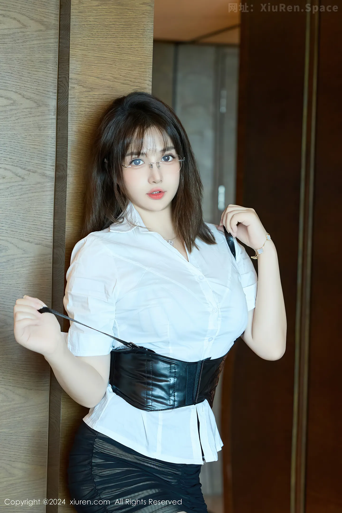 图片[6]-[XiuRen秀人网] VOL.9104 模特养乐多Doll性感白T配黑皮短裙露黑色情趣内衣秀完美身材写真51P-秀人网官方网站